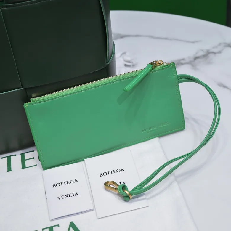 Batch 1760 medium size arco, BottegaVeneta# official website latest sheepskin with inner sheepskin SLIP tote handbag, and the logo has been changed to the side 😍The oversized woven design really makes it a huge gap from ordinary tote bags 🔗🔗Different color combinations inside and outside ⛓Daniel Lee leads the brand's DNA to continue to evolve with fresh inspiration🧬🧬showing a balanced style of luxury and reality👉: 30*20*14 Model: 9893#